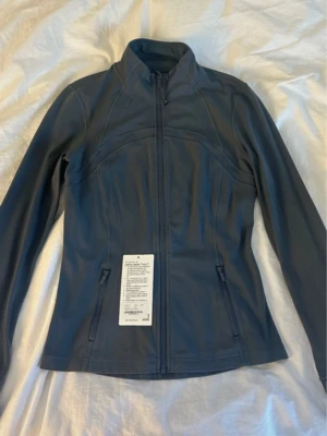 Lululemon Define Jacket - Säljer min lululemon define jacket i storlek 10, använd ca 2 gånger, så alltså jätte fint skick. Ligger ute på min vinted också då jag vill bli av med den ( för samma pris ) 💞Skulle säga att den passar nästan alla storlekar🥹Köpte nyss en svart så de därför jag säljer denna. Magisk färg!