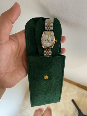 Tvåfärgat rostfritt stål, justerbar - Snyggt armband i metall med både silver- och guldfärgade länkar. Armbandet har en klassisk länkdesign och känns riktigt stilrent och tidlöst. Perfekt för dig som gillar accessoarer med lite extra edge.