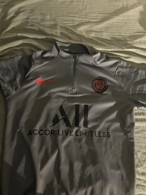 Psg lång tröja - Säljer min Psg lång tröja då jag inte längre använder