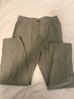 Gröna linnebyxor  - Snygg grön/khaki linnebyxa från lager 157, helt oanvänd. Byxan har raka ben och praktiska fickor både fram och bak. Perfekta för en chill och stilren look.