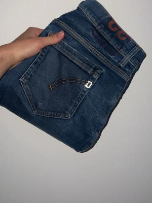 Dondup  - Säljer ett par klassiska blå slim fit jeans från dondup. Dom är 108 cm långa och cirka 80 i midjelägnd. Dom är näst intill helt nya. 