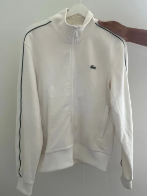 Lacoste zipper - Säljer Lacoste zipper i mycket bra skick storlek S.