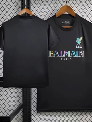 Svart Balmain Paris T-shirt - Snygg svart T-shirt från Balmain Paris med färgglatt tryck framtill och L.F.C.-logga. Klassisk rund halsringning och korta ärmar. Perfekt för dig som vill ha en stilren men ändå unik look.