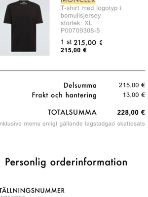 Svart Moncler t-shirt i bomull - Säljer en svart t-shirt från Moncler i mjuk bomullsjersey. Klassisk passform med rund hals och diskret logotypdetalj. Perfekt för dig som gillar stilrena och exklusiva plagg med premiumkänsla.