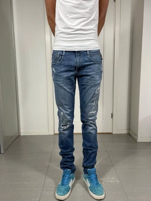 Replay Anbass Jeans  - Säljer nu dessa Replay Anbass Jeans med snygga slitningar i färgstänk i populär design, mått ca 41 o 110 cm. skriv för fler bilder/frågor🙌🏼 