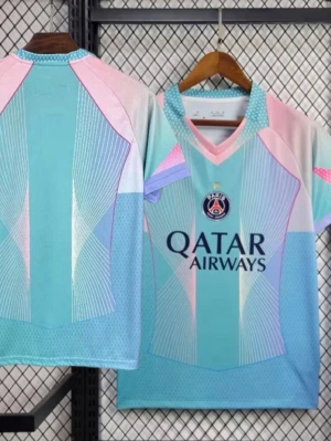 PSG matchtröja i pastellfärger - Säljer en PSG matchtröja i snygga pastellfärger med ljusblå, rosa och lila toner. Tröjan har V-ringning, korta ärmar och tryckt Qatar Airways-logga på bröstet. Tillverkad i lätt och ventilerande funktionsmaterial, perfekt för fotboll eller träning.