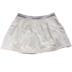 Calvin Klein minikjol/ miniskirt/ tygkjol, y2k/ cyber/ alt/ coquette/ sommarkläder - Vit minikjol med påsydd Calvin Klein resår!
