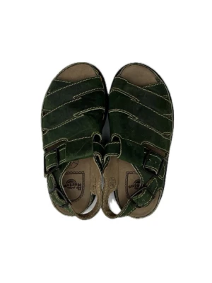 Gröna Dr. Martens lädersandaler med spänne - Snygga gröna Dr. Martens Zebzag sandaler i äkta läder med justerbara spännen och kontrastsömmar. Modellen har en robust platå sula. Färg syns bäst på bilderna längst bak. Går att justera över foten och bakom foten. Knappt använda och i så bra skick. Passar en 39a eftersom de är justerbara. 