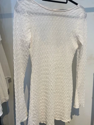 Ljus beige klänning  - En ljusbeige klänning med öppen rygg från Shein, storlek S. Oanvänd med prislappen kvar.