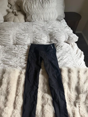 Svarta vision leggings från dfyne  - Säljer ett par svarta vision leggings från dfyne storlek s. Dom var tyvärr försmå för mig därav säljer jag dom, helt nya bara provade🥰