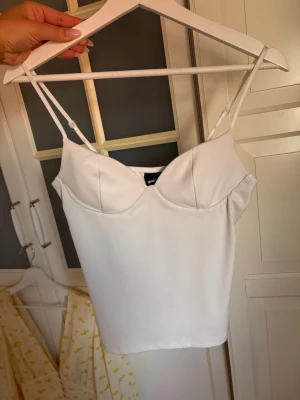 Satin topp - Snygg satin topp från ginatricot. Slutsåld. Använd 1 gång helt nyskick. 