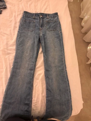 jeans - högmidjade blåa jeans med fickor framtill från hm, storlek 36. blekt fläck framtill (bild 3) annars i fint skick 
