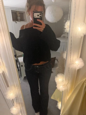 Mörkblå bootcut jeans - Skit snygga mörk blåa jeans med vita detaljer från Gina tricot storlek 36, använd en gång och säljer för dem ej kommer till användning 