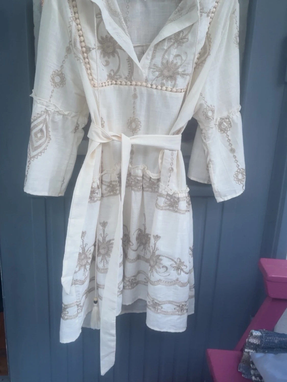 Beige/vit  broderad kortklänning med bälte