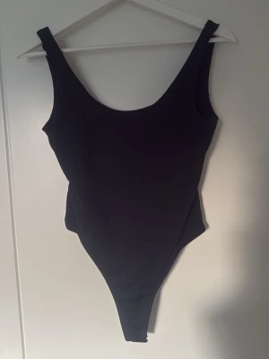 Svart basic body - Säljer min jättesnygga basic body💕 Storlek S🥰