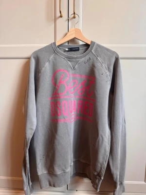 Dsquared2 sweatshirt - Dsquared2 tröja köpt på NK. Använd 3 gånger. 