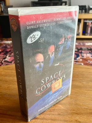 Ex-rental VHS Space Cowboys - Ex-rental VHS-film med Clint Eastwood, Tommy Lee Jones, Donald Sutherland och James Garner. Detta ex kommer från det klassiska videobutiken Marilyn Video i Göteborg. Omslaget har tydlig slitage på baksidan, annars i gott skick