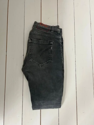 DONDUP JEANS GEORGE - Säljer ett par gamla dondups billigt pga hålet i skrevet, annars bra skick och snygg färg. Skriv om ni har fler frågor😃W29