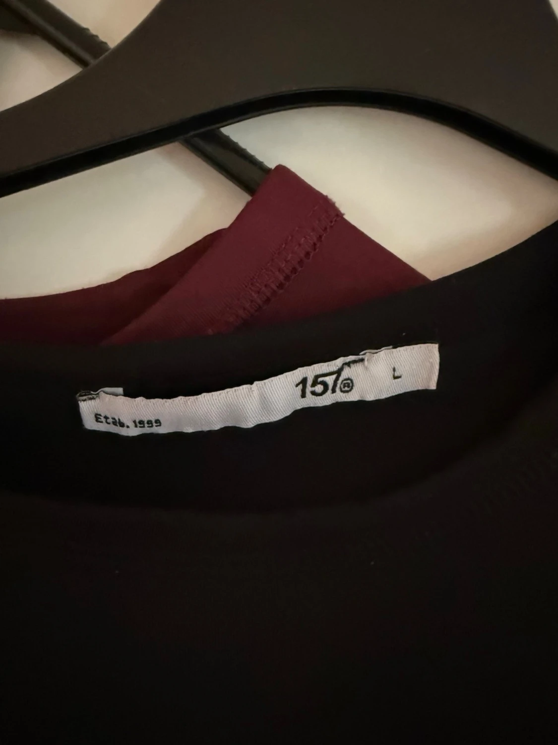 Två långärmade toppar i svart och vinröd - 3
