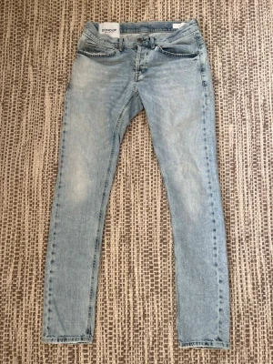 Dondup george jeans W31 - Säljer dessa fräscha dondup jeans som är W31 och i längden 100cm, nypris ca 2000kr. Hör gärna av dig vid frågor! 