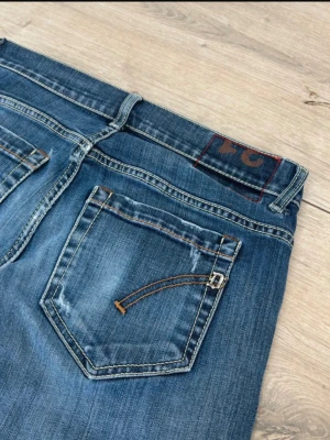 DonDup Jeans - Snygga mörkblåa DonDup Jeans men stiliga slitningar. Inga defekter                                                            Storlek: 31                                                                                Modell: george 
