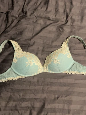 Intimissimi bh  - Snygg ljusblå bh med vadderade kupor och dekorativt spetsmönster i beige över kuporna och längs kanterna. Bh:n har breda axelband och en feminin, romantisk look. Perfekt för dig som gillar detaljer och mjuka pastellfärger. Obs små gulvingade kan synas på insidan av bh-n men inget man tänker på. Vid snabb affär kan priset sänkas mycket🎉💕