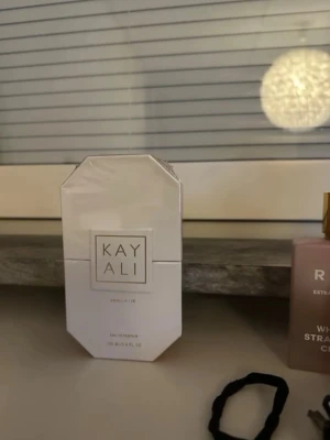 plastpåsar i kartong som innehåller 7 Kayali | 28 vanilla parfymer 100ml oöppnade! - PRISET GÄLLER ENDAST FRAM TILL (”5”) JULI!!! Ett gäng grå plastpåsar som inheåller 7 Kayali | 28 vanilla 100ml, oöppnade. Vi säljer äkta parfymer som köps från olika ställen och säljer allt sammanlagt för en otroligt bra pris.