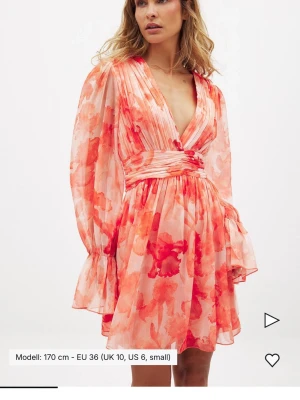Blommig kortklänning med volang - Helt ny och oanvänd sommarklänning från NAKD. Säljer för att den inte passade mig och för att den inte längre kan returneras