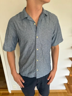 Jack & Jones Kortärmad Skjorta - Jack & Jones Kortärmad Skjorta|Pris:99kr|Storlek:M, modell:188cm|Skick:Mycket bra, 9/10|Hör av dig vid minsta lilla fundering eller fråga| 