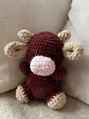 Virkad brun ko -  Söt, handvirkad ko(mpis) av mjukt chenillegarn. Mjukisdjuret är stoppad med polyesterfyllning och har säkerhetsögon av plast. Kon är ca 18 cm hög 🧶🐮 OBS! Pga plastögonen rekommenderas inte mjukisdjuret för barn under 3 år