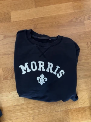 Morris sweatshirt  - Säljer nu min mörkblåa morris sweatshirt då den har blivit för liten, den är i storlek S och är i mycket bra skick. Nypris är ca 1199 men mitt pris är endast 449. Skriv ifall funderingar!