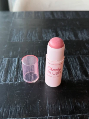 Cheeky Blush Fruit Punch stick - Krämblush i stickformat från makeup mekka i nyansen fruit punch.   Nypris: 159kr Mitt pris: 100kr