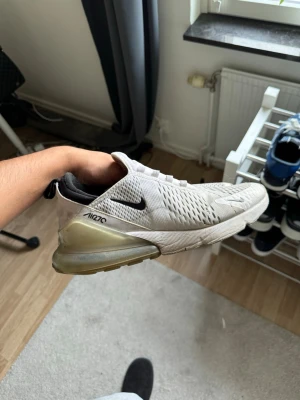 Nike Air Max 270 vita sneakers - Nike Air Max 270 storlek 42,5, OBS inga snören till