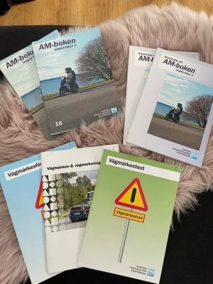 AM-boken och Vägmärkestest paket - Säljer ett komplett paket med kurslitteratur för AM-körkort (moped klass 1) från STR. Inkluderar AM-boken, arbetsbok, vägmärkestest och häften om vägmärken. Allt du behöver för att klara am kortet. Lägg ett bud.