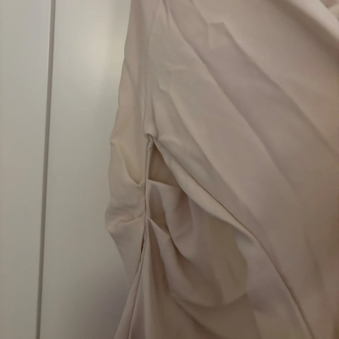 Beige långklänning med drapering - 2