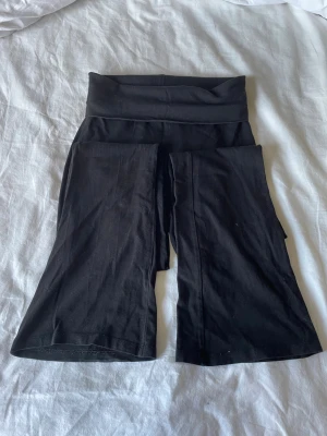 Svarta yogapants - Säljer ett par svarta yogapants. De är gjorda i ett mjukt och stretchigt material som är riktigt bekvämt. Perfekta för dig som gillar bekväma byxor.