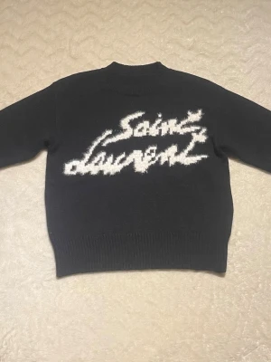 Saint Laurent Tröja - Hej säljer en svart Saint Laurent tröja i storlek S, skulle även säga att den passar M.