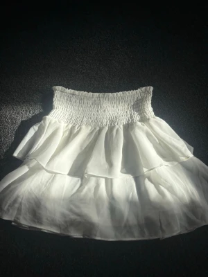 Vit volangkjol från Chelsea - Nypris: runt 600. Aldrig använt 