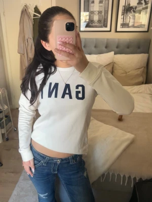 Vit sweatshirt från GANT - Vit supersnyggg sweatshirt från GANT med mörkblå logotyp på bröstet. Tröjan har rund halsringning och långa ärmar. Perfekt för en avslappnad och stilren look. ❤️❤️🥰💕✨passar xs-s