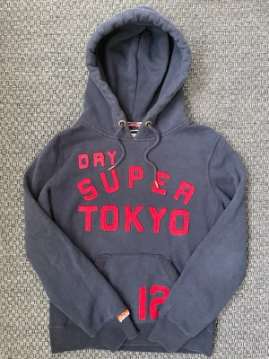 Vintage 2000s Superdry Hoodie (Limited edition) - Säljer nu denna sjukt snygga vintage 2000s Superdry hoodie😊 Säljs ej längre i butik och är därav mycket eftertraktad 🤝Från en limiterad upplaga med ca 800 hoodies! Både varm och bekväm och passar till allt🙌 Storlek L och passar true to size. I princip nyskick! Skriv vid funderingar 📲