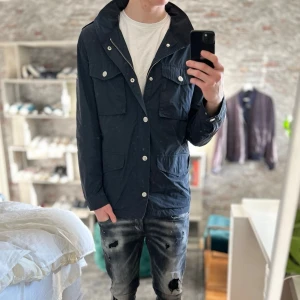Field jacket - Mycket bra skick, inga defekter eller så! Liknar J.lindeberg bailey. Passar dig som är mellan 178-185cm ungefär. Storlek 48/S. Nypris ca 1500kr. Modellen är 185 cm, 75kg. Passar bra nu till våren! Skriv för mer information!🤝