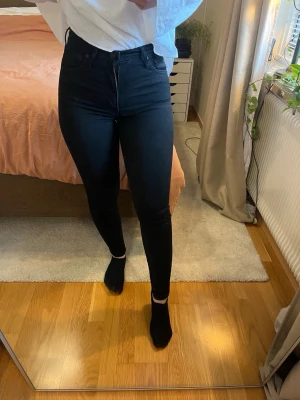 LEVIS high waist skinny jeans - Svarta high waist skinny jeans, femfickor, stretchigt material. Storlek 26 (S)     Innebenlängd 73cm