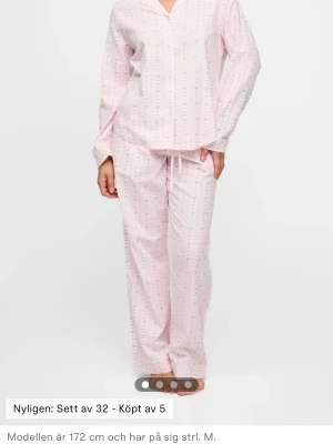 Rosa pyjamasbyxor i flanell - Helt ny med prislapp råkade köpa 2 st. Nypris 299kr 