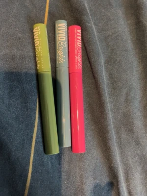 NYX Vivid Brights färgglada eyeliners - Tre NYX Vivid Brights eyeliners i färgerna grön, blå och rosa. Flytande formula med smal pensel för precis applicering. Perfekt för kreativa och färgstarka ögonmakeuper. Snygga förpackningar i matchande färger.