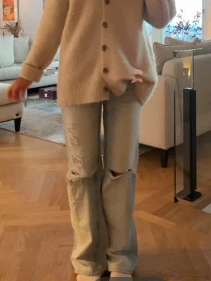 Baggy bootcut jeans - Så snygga jeans! Använda 1-2 gånger.💞❤️ passar mig perfekt med Strl S, slutsålda på hemsidan 