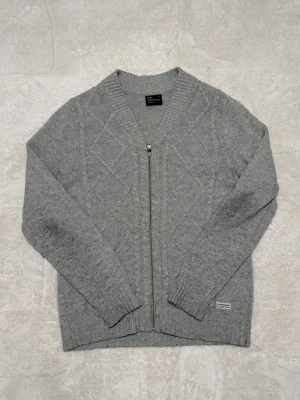 Peak and performance kofta - Grå peak kofta / Nopprig på armbågarna, kan lösas med noppborttagare innan frakt