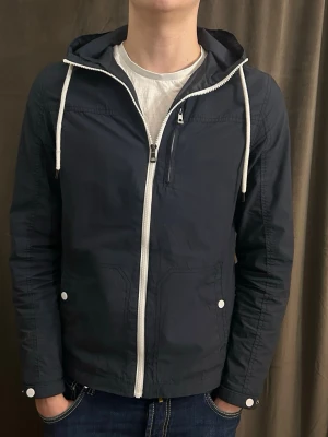 Mörkblå vindjacka med huva - Tja! Säljer en as snygg vindjacka från Pier One | Skick 9,5/10 som ny! | Nypris 609kr | Mitt pris 399kr ! | Modell 188 och väger 76, lite liten | Hör av dig vid funderingar eller frågor 