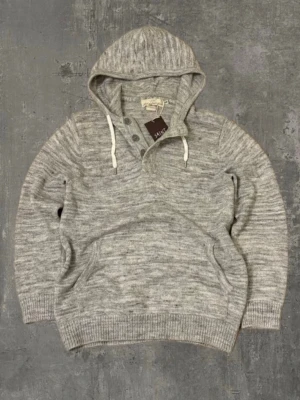 H&M Hoodie - extremt snygg grå hoodie! Storlek S och är i ungefär nyskick! Hoodien passar verkligen till allt och sitter extremt bra! Vi finns här för att svara på alla dina frågor! Dessutom så är priset ej hugget i sten vid snabb affär! Mvh saint!