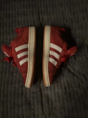 Adidas Campus 00 - Ett par röda adidas campus 00 i storlek 44-45