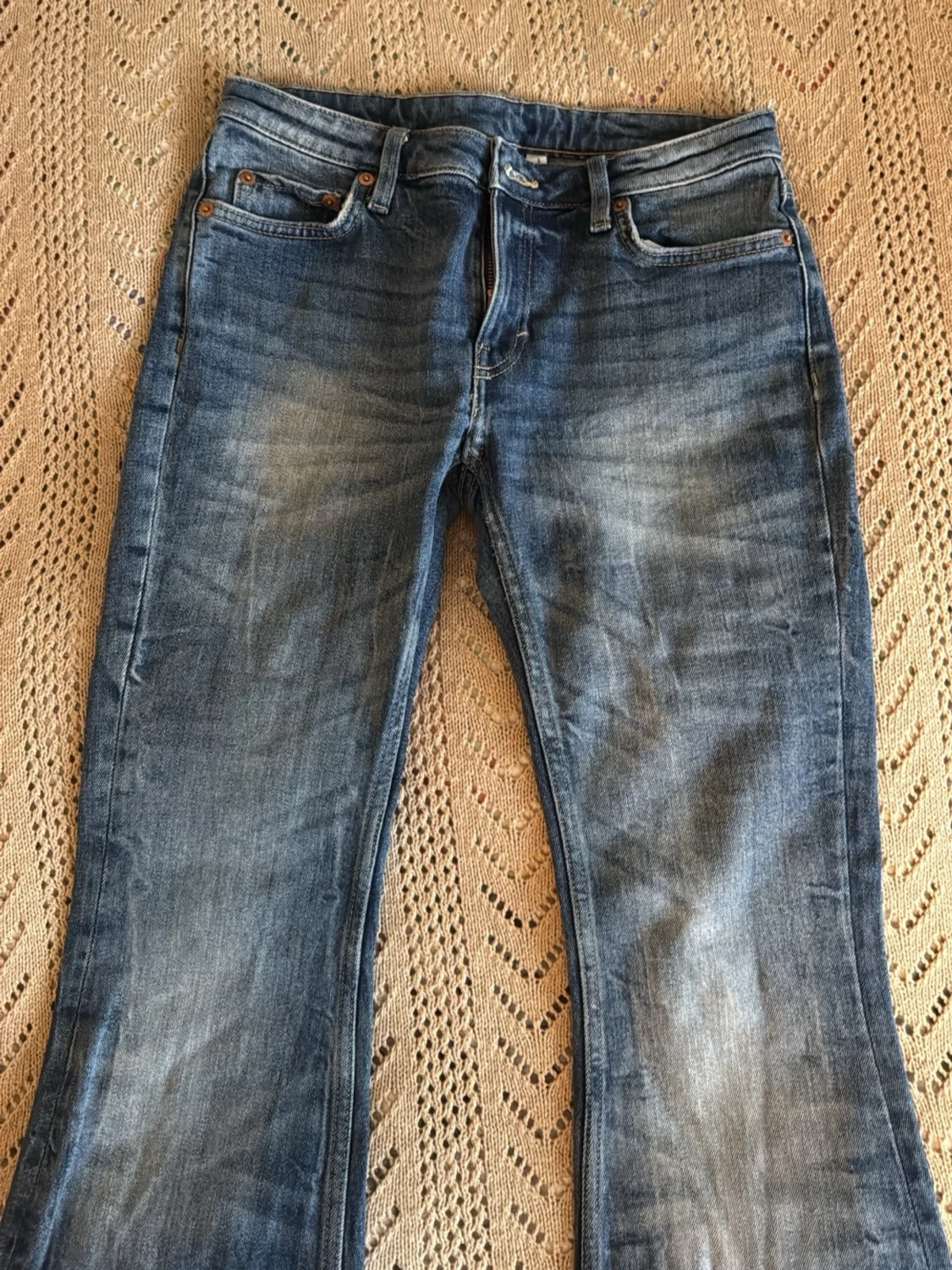Blå bootcut jeans med slitningar